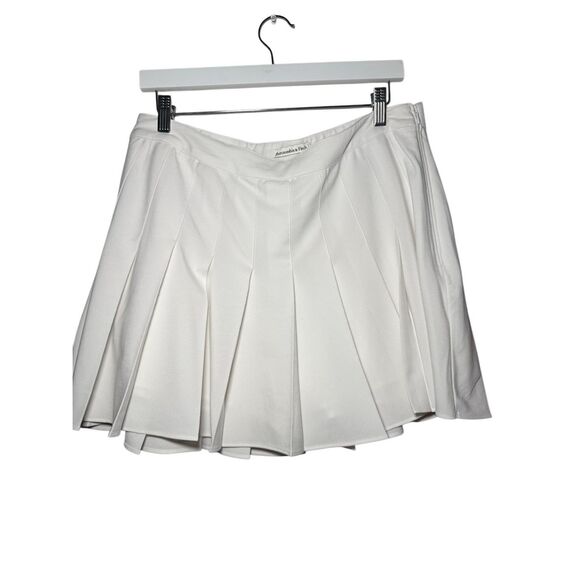 Abercrombie & Fitch pleated white skort Large - Picture 4 of 6